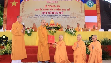 Thượng tọa Thích Tỉnh Cường trao quyết định bổ nhiệm trụ trì tịnh xá Ngọc Phú đến Sư cô Thích nữ Nghiêm Liên