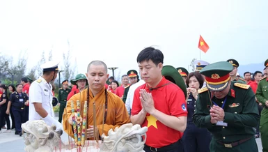 Đoàn đại biểu thắp hương tại Đài tưởng niệm 64 chiến sĩ đã hy sinh trên đảo Gạc Ma