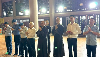 Nguyên Chủ tịch nước Nguyễn Minh Triết cùng các thành viên của phái đoàn dâng hương lễ Phật tại chánh điện chùa Linh Quang