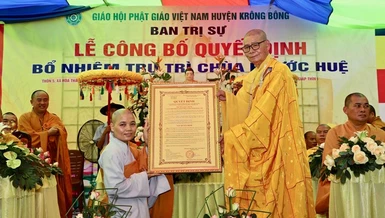 Hòa thượng Thích Châu Quang trao quyết định bổ nhiệm trụ trì chùa Phước Huệ đến Sư cô Thích nữ Diệu Mỹ