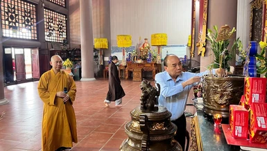 Nguyên Chủ tịch nước Nguyễn Xuân Phúc dâng hương tại chùa Linh Quang