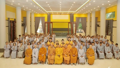 Phật tử đạo tràng chùa Phước Thới lưu niệm cùng chư tôn đức Ban Hoằng pháp GHPGVN tỉnh Tiền Giang