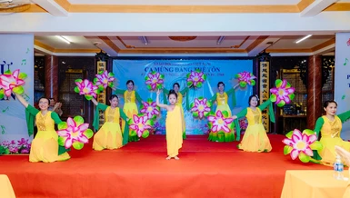 Tiết mục ca múa Vui Khánh đản