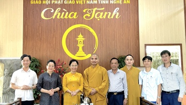 Đoàn thăm, chúc sức khỏe đến Đại đức Thích Tuệ Phúc, trụ trì chùa Tạnh (H.Yên Thành)