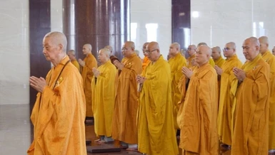 Đức Pháp chủ GHPGVN quang lâm chứng minh và giáo giới đến Tăng, Ni sinh tại Lễ tác pháp an cư - Ảnh: Bảo Toàn/BGN