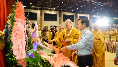 Trưởng lão Hòa thượng Thích Thanh Nhiễu cùng đại biểu thực hiện nghi thức Tắm Phật