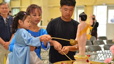 Con em các gia đình người Việt sống tại Texas, Hoa Kỳ đến chùa dự lễ Phật đản - Ảnh: THBM