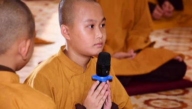 Chú Sa-di tham vấn Phật pháp tại khóa tu