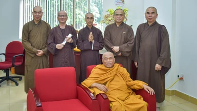 Cố Thượng tọa Thích Quảng Tánh (bìa phải) cùng chư tôn đức chụp ảnh lưu niệm với Hòa thượng Giác Toàn (bút danh Trần Quê Hương) nhân kỷ niệm Ngày Báo chí Việt Nam 21-6