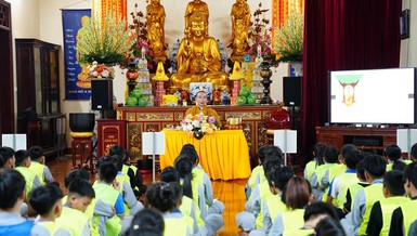 Đại đức Thích Viên Hải chia sẻ thời pháp thoại với chủ đề "Ánh sáng Như Lai" tại khóa tu mùa hè do chùa Khoái Linh tổ chức