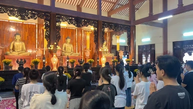 Gần 600 học sinh, sinh viên về chùa Quan Âm tham dự đêm hoa đăng “Ước nguyện mùa thi”