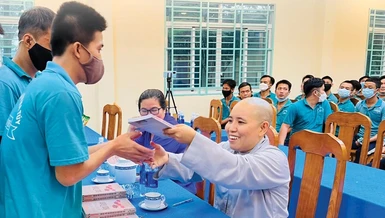 Sư cô Minh Hoa trao tặng sách tại Trung tâm Cai nghiện ma túy Phước Bình, H.Long Thành, Đồng Nai
