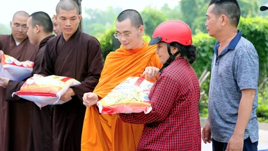 Tăng sinh Học viện Phật giáo VN tại TP.HCM trao quà đến các hoàn cảnh khó khăn trên địa bàn xã Lê Minh Xuân, H.Bình Chánh