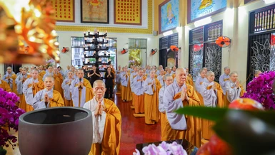 Chư tôn đức Ni trong Ban Chức sự hạ trường chùa Dược Sư hướng dẫn các hành giả thực hiện cấm túc an cư trong ba tháng để tịnh hóa thân tâm thông qua sáu thời khóa hành trì