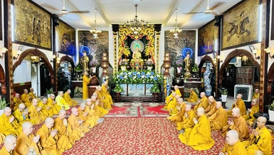 Chư Tăng Q.Phú Nhuận Bố-tát, thính giới tại tổ đình Phổ Quang