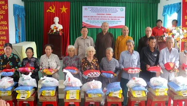 Đoàn trao quà đến các hộ ngư dân có hoàn cảnh khó khăn tại xã Tân Thủy, H.Ba Tri, Bến Tre