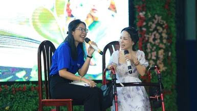 Trà My trong một buổi talkshow truyền cảm hứng tích cực