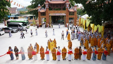 Chư tôn đức cùng đại biểu cắt băng khánh thành ngôi Tam bảo chùa Long Cát