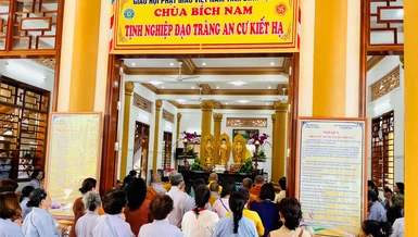 Đoàn Ban Từ thiện xã hội GHPGVN tỉnh Bình Định thăm, cúng dường nhân mùa An cư kiết hạ tại chùa Bích Nam (H.Tuy Phước)