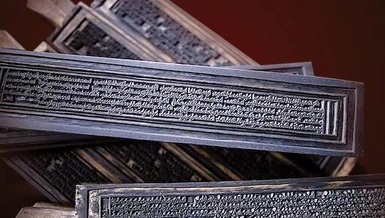 Những khối gỗ này, chủ yếu được chạm khắc từ gỗ bạch dương cứng và đặc, đã đóng một vai trò quan trọng trong việc bảo tồn văn học, văn hóa và kinh điển Tây Tạng trong gần ba thế kỷ