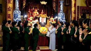 Di ảnh Tổng Bí thư Nguyễn Phú Trọng được thiết lập tại hạ trường chùa Quán Sứ (Hà Nội) - Ảnh: Cẩm Vân