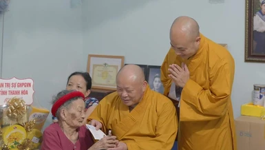 Ban Trị sự GHPGVN tỉnh Thanh Hóa thăm, tặng quà Mẹ Việt Nam anh hùng