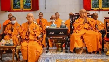 Trưởng lão Hòa thượng Thích Tịnh Liên (hàng trước), Tăng trưởng phái An Nam tông và chư vị trụ trì các chùa Việt tại Thái Lan trong buổi lễ nhận sắc phong - Ảnh: TTXVN