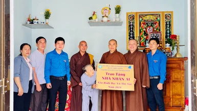Trao nhà Nhân ái đến cụ Võ Thị Sắc, ngụ tại xã Phước Hòa, H.Tuy Phước, Bình Định