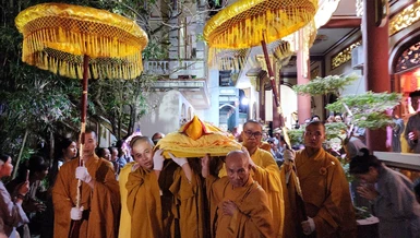 Cung thỉnh nhục thân Hòa thượng Thích Huệ Thành rời thiền thất đến Giác linh đường nhập kim quan