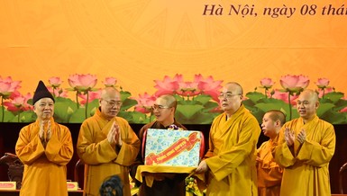Trưởng lão Hòa thượng Thích Thanh Nhiễu trao quà đến đại diện Tăng Ni sinh Học viện Phật giáo VN tại Hà Nội