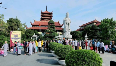 Người khiếm thị nhận quà tại chùa Thanh Tâm (Phật Cô Đơn)