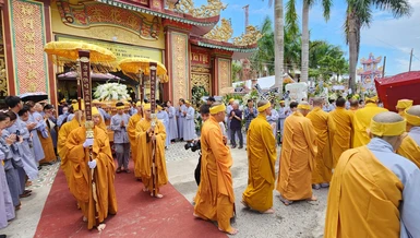 Cung thỉnh kim quan Hòa thượng Thích Huệ Thành rời Giác linh đường nhập bảo tháp 