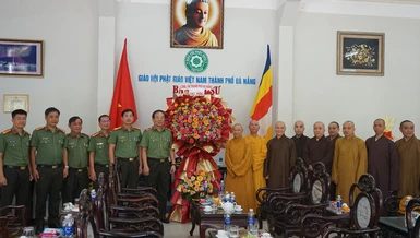 Công an TP.Đà Nẵng tặng hoa chúc mừng Ban Trị sự GHPGVN thành phố nhân Đại lễ Vu lan
