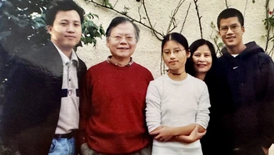 Gia đình Giáo sư Cao Huy Thuần (Cao Huy Liên Tâm là người mặc áo trắng) - Ảnh tư liệu gia đình 