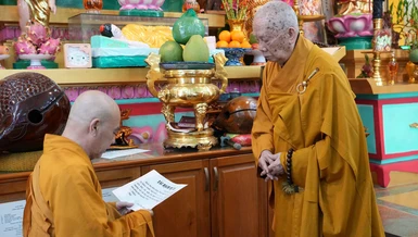 Nhị vị Hòa thượng cử hành nghi thức đối thú Tự tứ