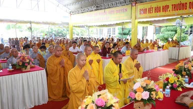 Đại diện chư hành giả an cư dâng lời tác bạch khánh tuế chư tôn giáo phẩm Ban Chứng minh, Ban Trị sự GHPGVN tỉnh Bình Thuận thêm một hạ lạp
