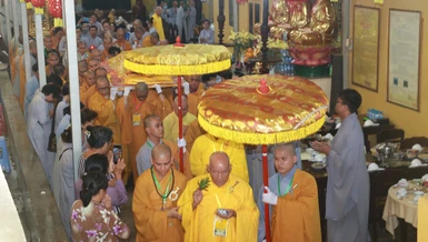 Đại chúng đồng hộ niệm, cung thỉnh nhục thân Hòa thượng Thích Chơn Minh đến Giác linh đường làm lễ nhập kim quan
