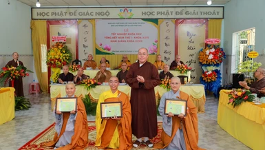 Tăng Ni sinh nhận phần thưởng trong Lễ tốt nghiệp Lớp Sơ cấp Phật học Q.Tân Bình khóa 25