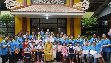 Học sinh nhận học bổng chụp ảnh lưu niệm cùng Hòa thượng Thích Duy Trấn và các cô, chú thành viên Câu lạc Hành Trình Xanh chùa Liên Hoa (Q.11, TP.HCM)
