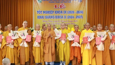 Thượng tọa Thích Minh Thuần, Phó ban Trị sự, Trưởng ban Giáo dục Phật giáo tỉnh Đồng Tháp trao Bằng tốt nghiệp đến Tăng sinh tốt nghiệp khóa IX 
