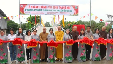 Cắt băng khánh thành cầu Đình Thanh Khê nối liền ấp Bình Thủy và Thông Lưu tại xã Thanh Bình, H.Vũng Liêm, tỉnh Vĩnh Long