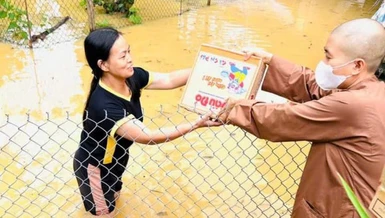 Trao thực phẩm đến tận tay bà con vùng lũ