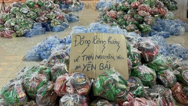 Các phần quà được chuẩn bị để trao đến bà con đang gặp khó khăn, thiệt hại vì bão lụt ở Thái Nguyên, Yên Bái