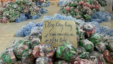 Các phần quà được chuẩn bị để trao đến bà con đang gặp khó khăn, thiệt hại vì bão lụt ở Thái Nguyên, Yên Bái