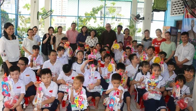 Tặng quà Trung thu đến các em học sinh Trường Hy Vọng Q.8