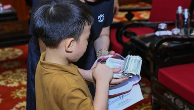 Cọc tiền lẻ, bức thư của nhà hảo tâm "nhí" và 1.001 tỷ đồng gửi đồng bào