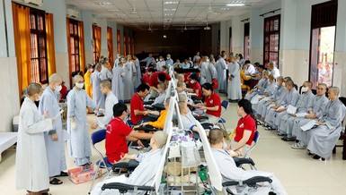 Ni sinh Học viện Phật giáo VN tại TP.HCM tham gia hiến máu nhân đạo