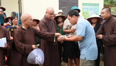 Chư tôn đức Ban Trị sự GHPGVN tỉnh Đồng Tháp tận tay trao quà đến người dân