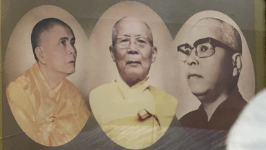 Chân dung chư vị Trưởng lão Hòa thượng Thích Thiện Siêu, Thích Trí Quang và Thích Thiện Minh tại tổ đình Từ Đàm (Huế)