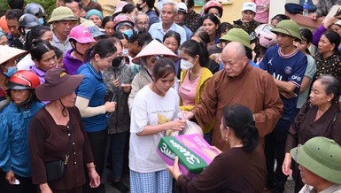 Thượng tọa Thích Tâm Định tận tay trao quà đến người dân